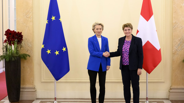 Viola Amherd und Ursula von der Leyen bei der Unterzeichnung des Abkommens