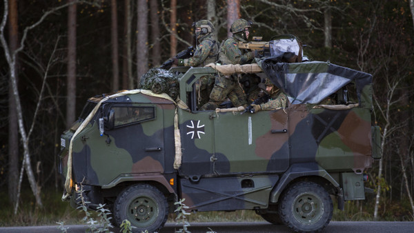 Soldaten der Bundeswehr fahren im Oktober 2022 bei einer Übung auf der estonischen Ämari Airbase mit einem Luftlandefahrzeug vom Typ „Mungo“.