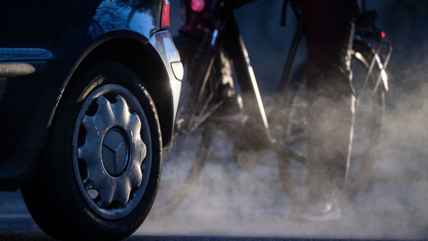 Dorn im Auge der Regulierer: ein Mercedes stößt Abgase aus.