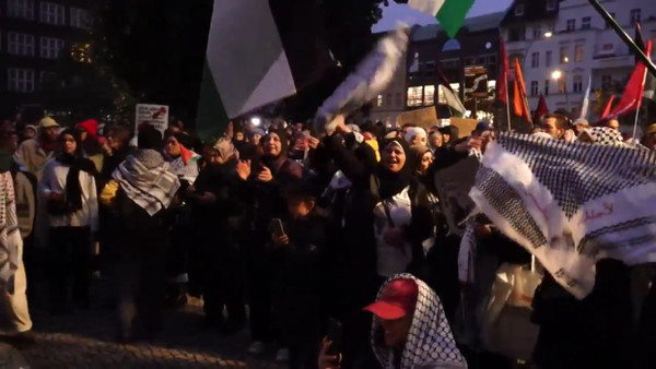 Teilnehmer einer propalästinensischen Demonstrationen am Dienstag auf dem Leopoldplatz in Wedding.