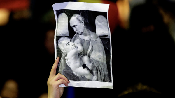 Eine Schöpfung des Kremls? Eine Frau protestiert Ende November mit einem Schild in Bukarest gegen Călin Georgescu. Der Rechtsextreme siegte überraschend in der ersten Runde der rumänischen Präsidentschaftswahlen.