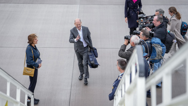 Er soll gehen: Bundeskanzler Olaf Scholz vor dem Abflug nach Rio de Janeiro