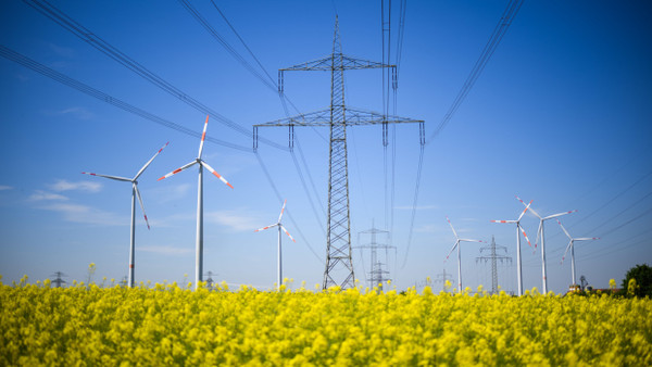 Hochspannungsleitung und Windräder in Niedersachsen.