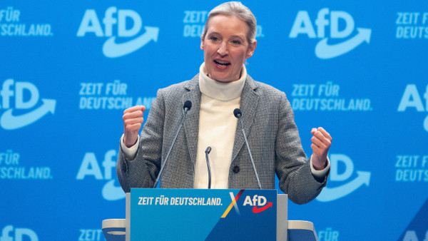 Alice Weidel, AfD-Bundesvorsitzende, steht zum Abschluss des Bundesparteitags ihrer Partei in Riesa, Sachsen am 12.Januar auf der Bühne.