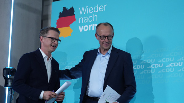 Friedrich Merz, Kanzlerkandidat der CDU, mit CDU-Generalsekretär Carsten Linnemann bei der Pressekonferenz nach der Winterklausur des Bundesvorstands in Hamburg