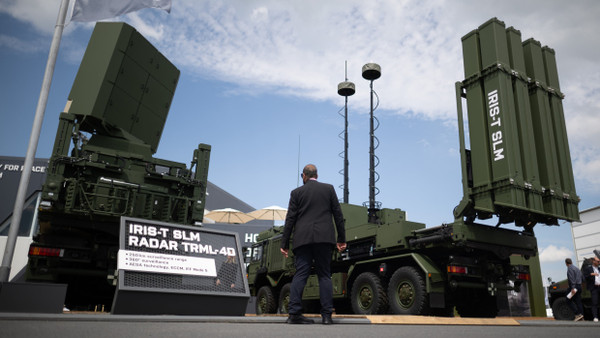 Ein Radar und ein Abschussgerät des Flugabwehrsystems Iris-T SLM steht während der Internationalen Luft- und Raumfahrtausstellung (ILA) auf dem Gelände des Flughafens Berlin Brandenburg.