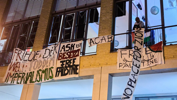 Anfang Januar: Pro-palästinensische Aktivisten besetzen den Hörsaal der Alice-Salomon-Hochschule und hänger Stoffbahnen mit Slogans aus den Fenstern.