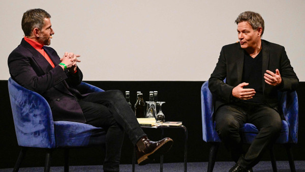 Robert Habeck bei seiner Buchpremiere mit dem Moderator Micky Beisenherz.