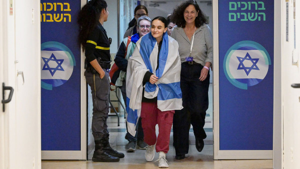 Emily Damari (Mitte) bei ihrer Ankunft in einem Krankenhaus in Israel, nachdem sie am 19. Januar 2025 aus der Hamas-Gefangenschaft entlassen worden war