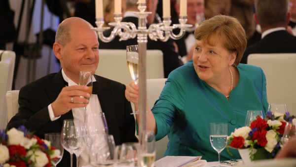 Da war er noch nicht wütend und sie noch nicht von ihm enttäuscht: Angela Merkel und Olaf Scholz bei einem Staatsbankett im Mai.