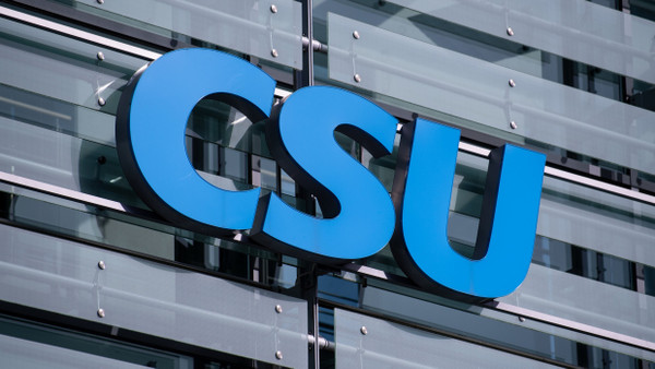 Das Logo der CSU an der CSU-Parteizentrale in München