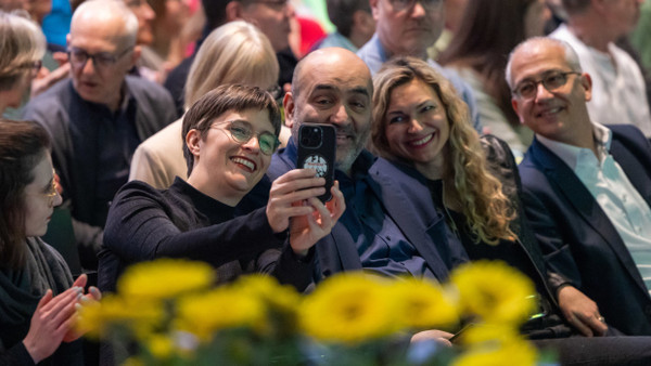 Spitzentrio und ein Neuling: Anna Lührmann (von links nach rechts), Omid Nouripour und Marburger Bürgermeisterin Nadine Bernshausen feiern ihre Plätze mit einem Selfie, mit ins Bild lächelt der frühere Landesminister Tarek Al-Wazir.