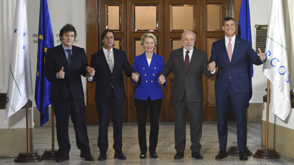 Ursula von der Leyen und die Präsidenten der Mercosur-Staaten in Montevideo in Uruguay