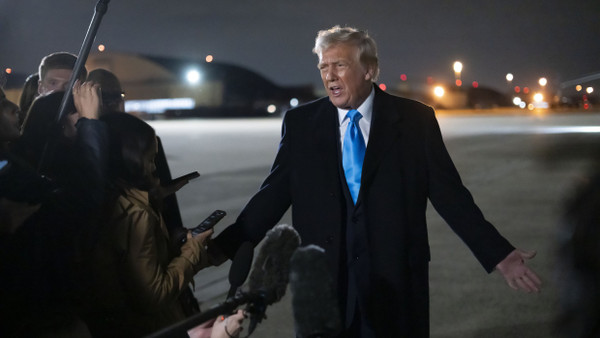 US-Präsident Donald Trump spricht zu Reportern neben der Air Force One, nachdem er auf der Joint Base Andrews angekommen ist.