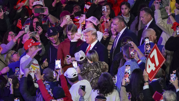 Donald Trump zieht in die Capital One Arena ein.