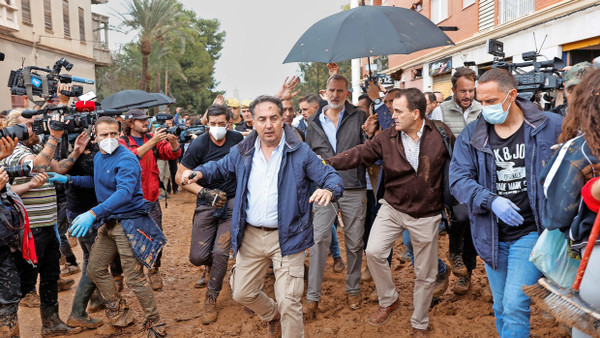 Beschimpft und beschmutzt: der spanische König Felipe (oben) und Königin Letizia (rechts) Anfang November bei ihrem Besuch des Katastrophengebiets in der Nähe von Valencia