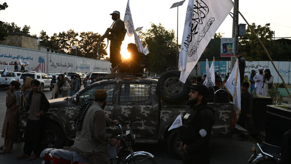 Sicherheitskräfte der Taliban feiern am 14. August 2024 vor der früheren amerikanischen Botschaft in Kabul ihre Machtübernahme drei Jahre zuvor.