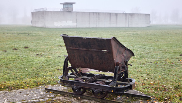 Eine Lore (Karren) steht auf dem Gelände der KZ-Gedenkstätte Neuengamme. Die Einrichtung verlässt die Plattform X.