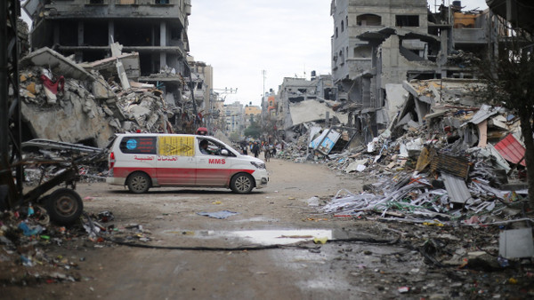 Ein Krankenwagen fährt an Trümmern zerstörter Gebäude in Beit Lahia im Norden des Gazastreifens vorbei.