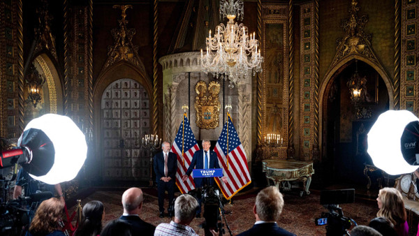 Donald Trump hält eine Pressekonferenz ab in Mar-a-Lago in Palm Beach, Florida