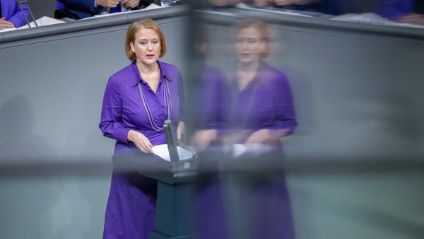 Familienministerin Paus spricht am Freitag im Plenum des Bundestags.