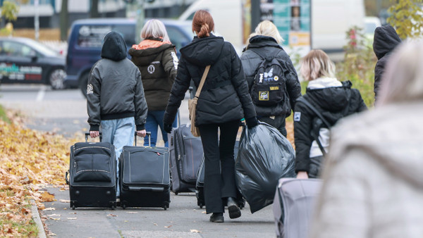 Viele ukrainische Flüchtlinge leben weiter prekär: Frauen und Kinder im November 2024 vor einer neuen Flüchtlingsunterkunft in Berlin