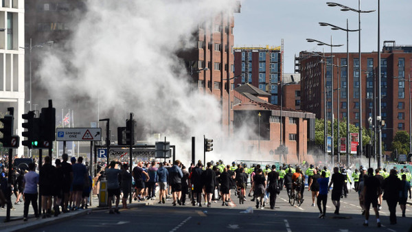 Demonstrationen unter dem Motto „Genug ist genug“: Rauchschwaden steigen am 3. August über Liverpool auf.