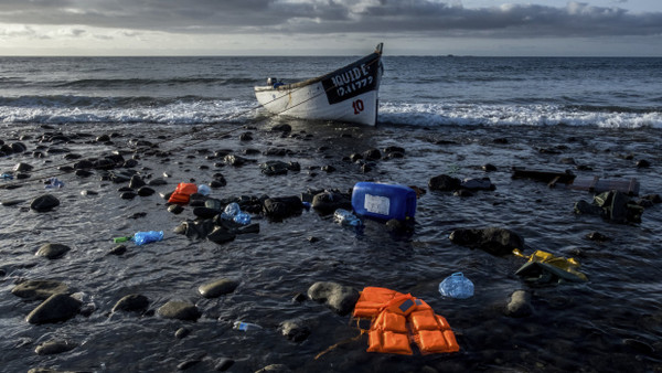 Ein Holzboot, mit dem Flüchtlinge aus Marokko über den Atlantischen Ozean gefahren sind, liegt an einer Küste der Kanarischen Inseln (Symbolbild).