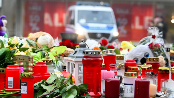 Plüschtiere, Kerzen und Blumen am 28. Dezember vor der Johanniskirche in Magdeburg, dem zentralen Gedenkort für die Opfer des Anschlags