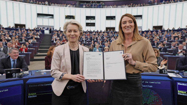 Ernannt: Kommissionspräsidentin Ursula von der Leyen (links) mit der Urkunde von Parlamentspräsidentin Roberta Metsola.