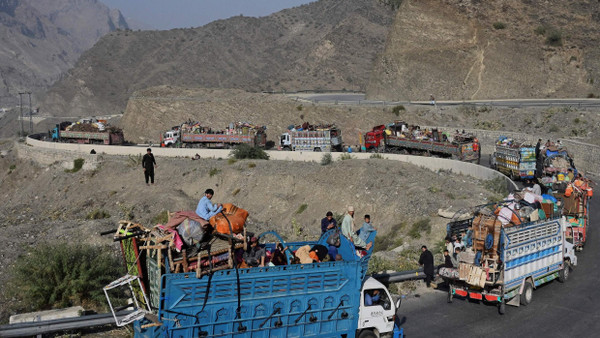 Afghanische Flüchtlinge auf dem zur pakistanischen Grenze, nachdem Islamabad im Herbst 2023 die Massenabschiebung von Hunderttausenden Afghanen angeordnet hatte.