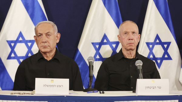 Positionen weit auseinander: Israels Ministerpräsident Benjamin Netanjahu (links) und Verteidigungsminister Yoav Gallant in einer Pressekonferenz im Oktober 2023