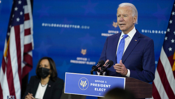 Joe Biden bei der Vorstellungen seines Wirtschaftsteams, die künftige Vizepräsidentin Kamela Harris sitzt im Hintergrund.