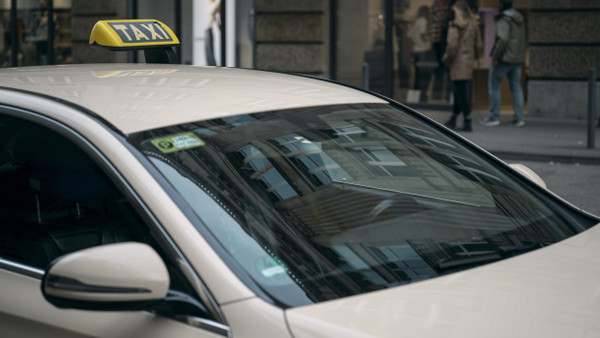 Mit Festpreis oder doch Taxometer? Taxis in Frankfurt müssen von Mittwoch an beides anbieten.