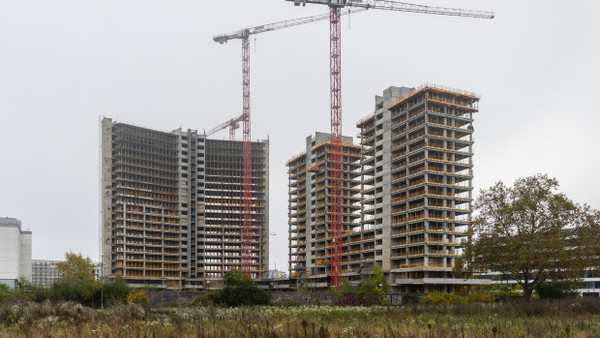 Stillstand: Seit Jahren prägt das Hochhausgerippe vor den Toren Offenbachs das Bild der Stadt.