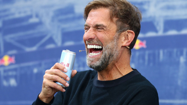 Im Namen der Dose: Jürgen Klopp bei seinem ersten öffentlichen Auftritt für Red Bull.