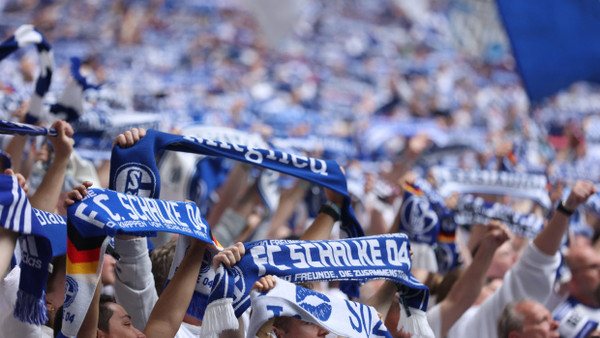 Daheim sicherer als auswärts: Schalke-Fans mit Schals im eigenen Stadion