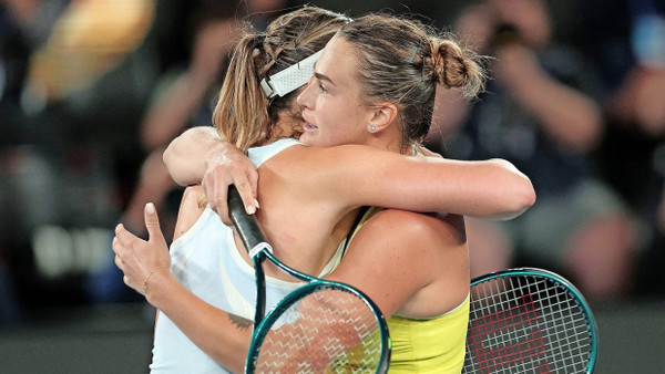 „Ich hoffe, sie ist immer noch meine Freundin“: Erst hat Aryna Sabalenka (rechts) ihre Freundin Paula Badosa geschlagen, dann tröstet sie die Spanierin.