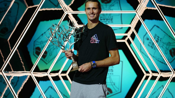 Pokal im Prisma: Alexander Zverev mit der Trophäe des Mastersturniers von Paris-Bercy.