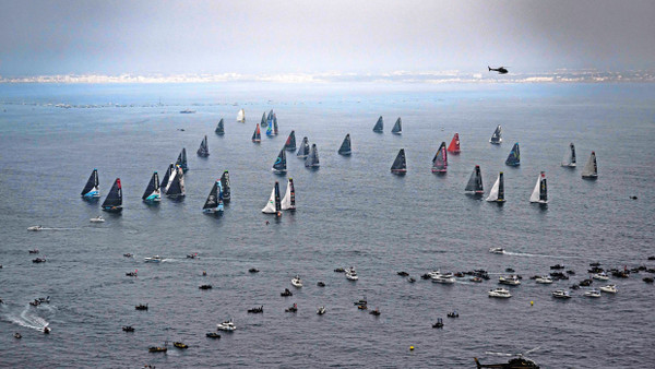 Auftakt im Schneckentempo: Bei schwachen Winden kommen die 40 Teilnehmer der Rund-um-die-Welt-Regatta Vendée Globe zunächst nur langsam voran.