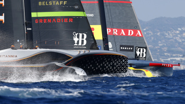 Kopf-an-Kopf-Rennen: Die Teams Ineos und Luna Rossa schenken sich im Herausforderer-Finale beim America’s Cup nichts.