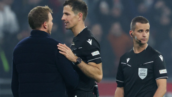 Bundestrainer Julian Nagelsmann (links) diskutiert mit dem Schiedsrichter nach dem Spiel die Elfmeterentscheidung.