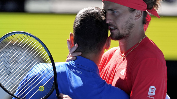 Trost für den Verletzten: Alexander Zverev (rechts) herzt Novak Djokovic.