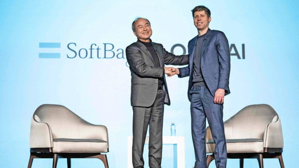 Auf der Bühne in Tokio: Softbank-Chef Masayoshi Son (links) und Open-AI-Chef Sam Altman