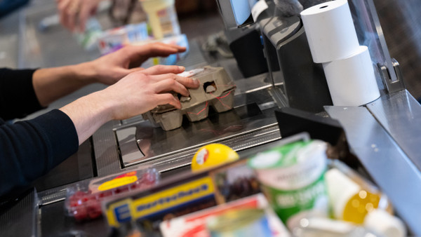 An der Supermarktkasse spüren Verbraucher die Inflation am stärksten.