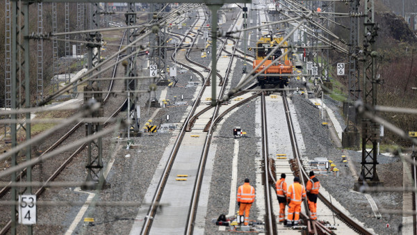 Letzte Arbeiten bevor die Riedbahn am Sonntag wieder öffnen soll.