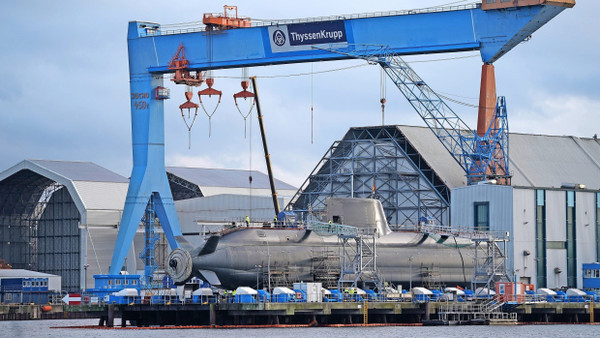 Bau auf Blau: Hier entsteht ein U-Boot in der Werft von Thyssenkrupp Marine Systems in Kiel.