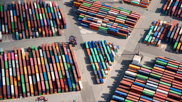 Container auf dem Gelände eines Containerterminals im Hamburger Hafen.