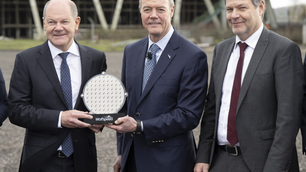 Da schien alles noch OK: Bundeskanzler Olaf Scholz, Gregg Lowe von Wolfspeed und Robert Habeck am Ort der geplanten Wolfspeed-Chipfabrik im Saarland.