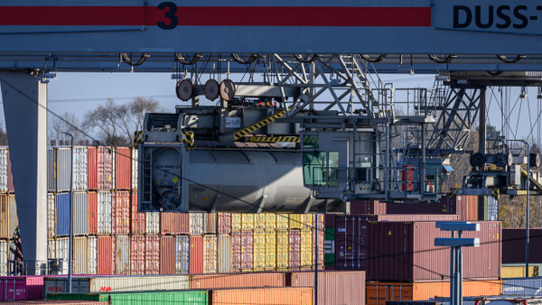 Ein Portalkran belädt einen Güterzug im Containerterminal in Leipzig.